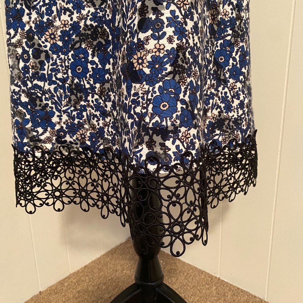Elie Tahari V-Neck Sleeveless Blue and Black Floral Lace Wren Dress Size 8 - Picture 9 of 13